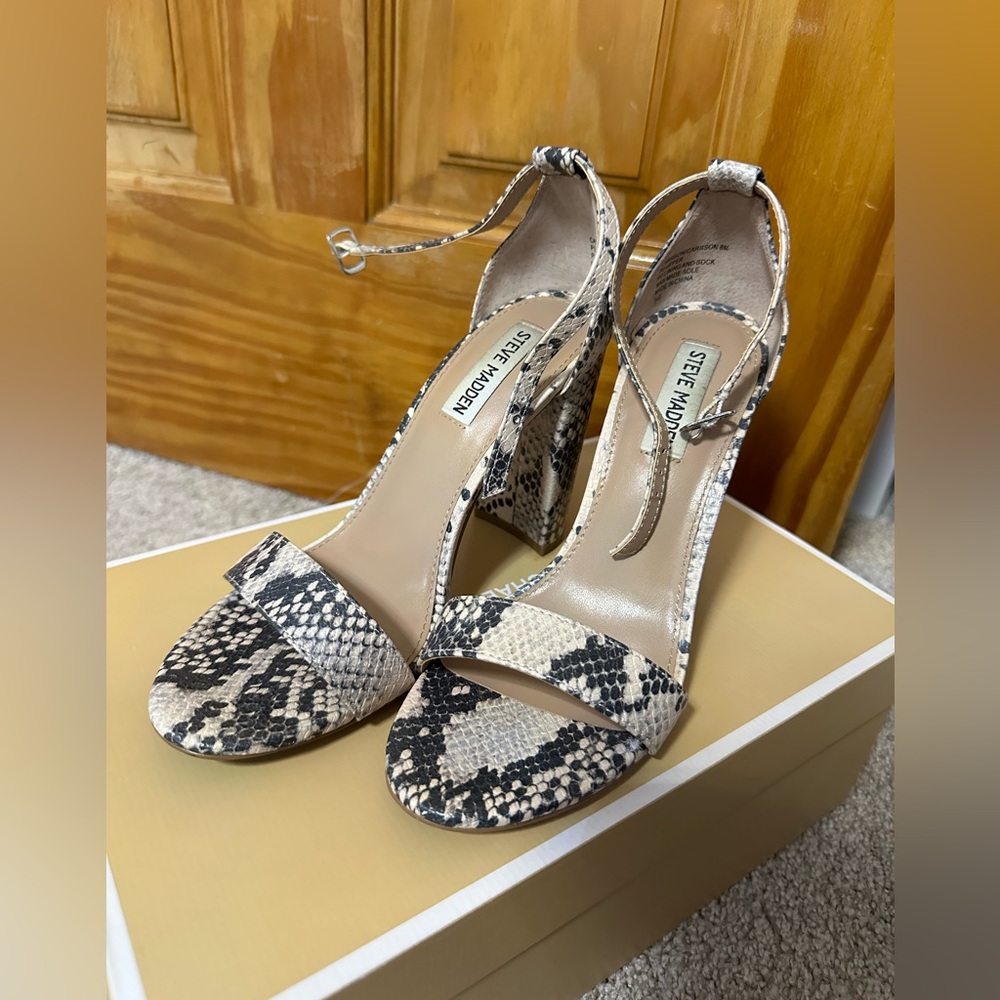 Steve Madden Carrson Snake Skin Heel size 8